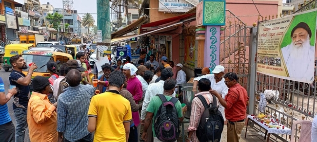 Image for Distribution of buttermilk and sharbat organized by Bengaluru Ashram Trust on Akshaya Tritiya.