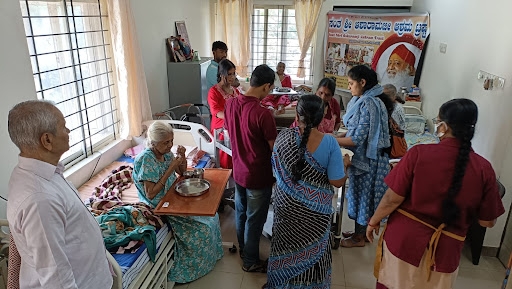 Image for Ashram Trust Bengaluru upholds its tradition of compassion with a free meal distribution drive at Matruchhaya.