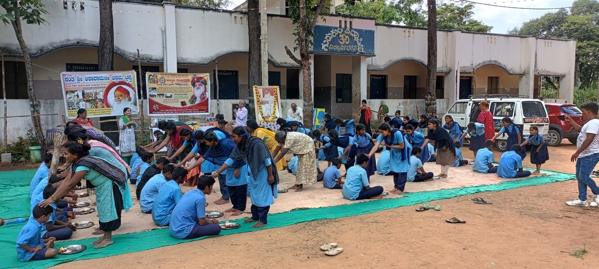 Ashram Bengaluru organized an event to tie a thread of faith at Vidyapeeth Gurukul, Kengeri.