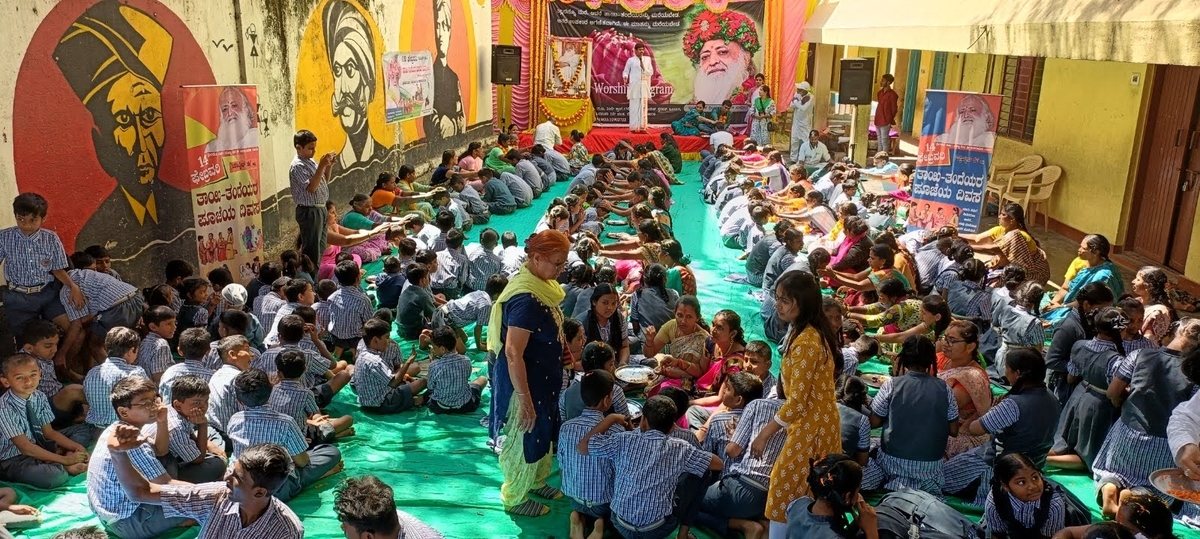 How Parents Worship Day is celebrated at Yogeshwarananda school, Halsuru? 