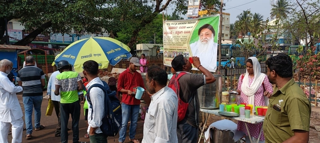 Image for Volunteers of Ashram Trust offered passersby the delicious & refreshing Buttermilk and Sharbat at Banashankari Bus Stand.