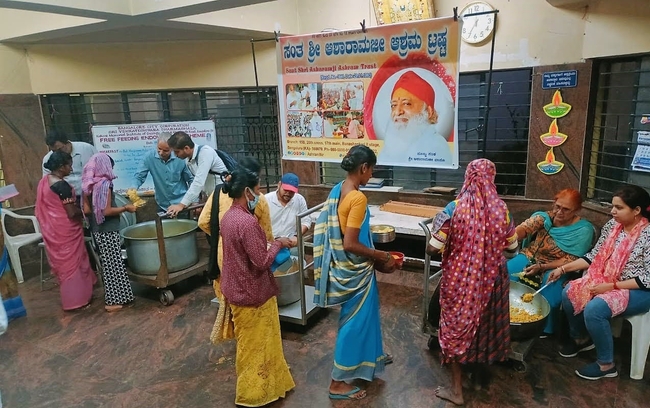 Image for Bengaluru Ashram Trust distributed free meals to the admitted patients of KIDWAI Hospital.