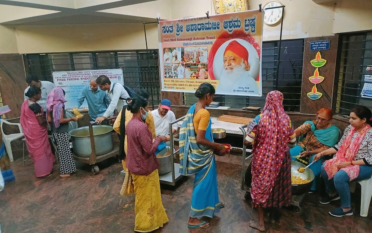 Bengaluru Ashram Trust distributed free meals to the admitted patients of KIDWAI Hospital.