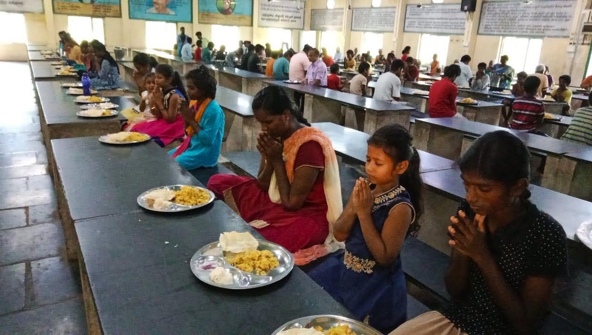 Chennai Sadhak Parivar distributed free meals to the admitted people of Sevalaya Ashram.