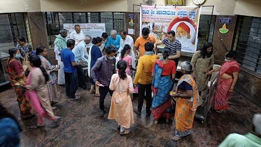 Image for How were 300 patients satisfied with the Prasadam provided by the Bangalore Ashram Trust?