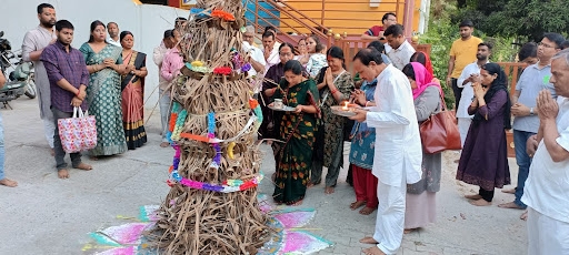 How the collection of wood and cow dung cakes started for Holika Dahan in Bengaluru Ashram?