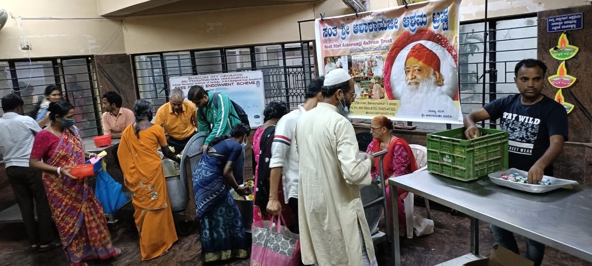 Ashram Bengaluru is organizing a free meal distribution campaign for the admitted patients.