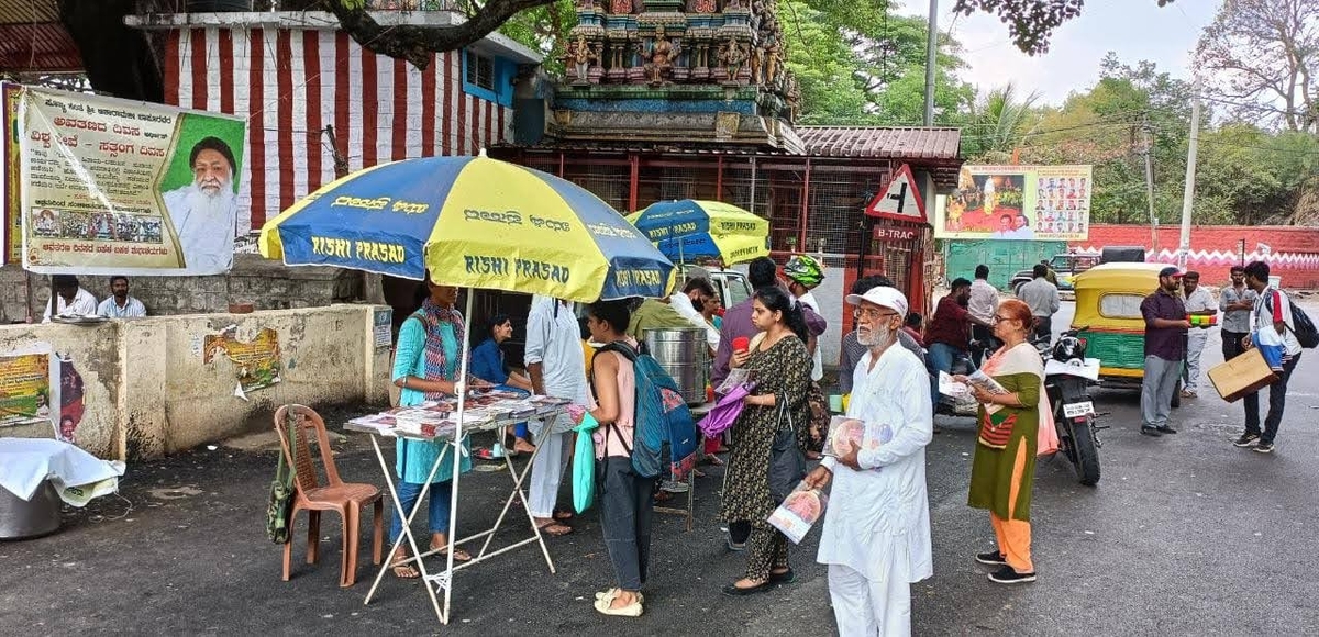 Bengaluru Ashram Trust distributed Rishi Prasad & buttermilk at Shiv Shakti Velmurga Devasthan.