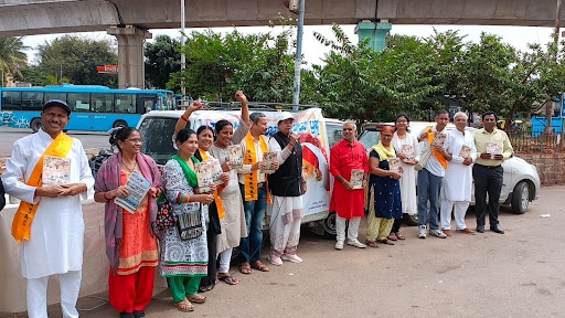 Volunteers of Ashram Bengaluru distributed 12,000 Rishi Prasad Magazine.