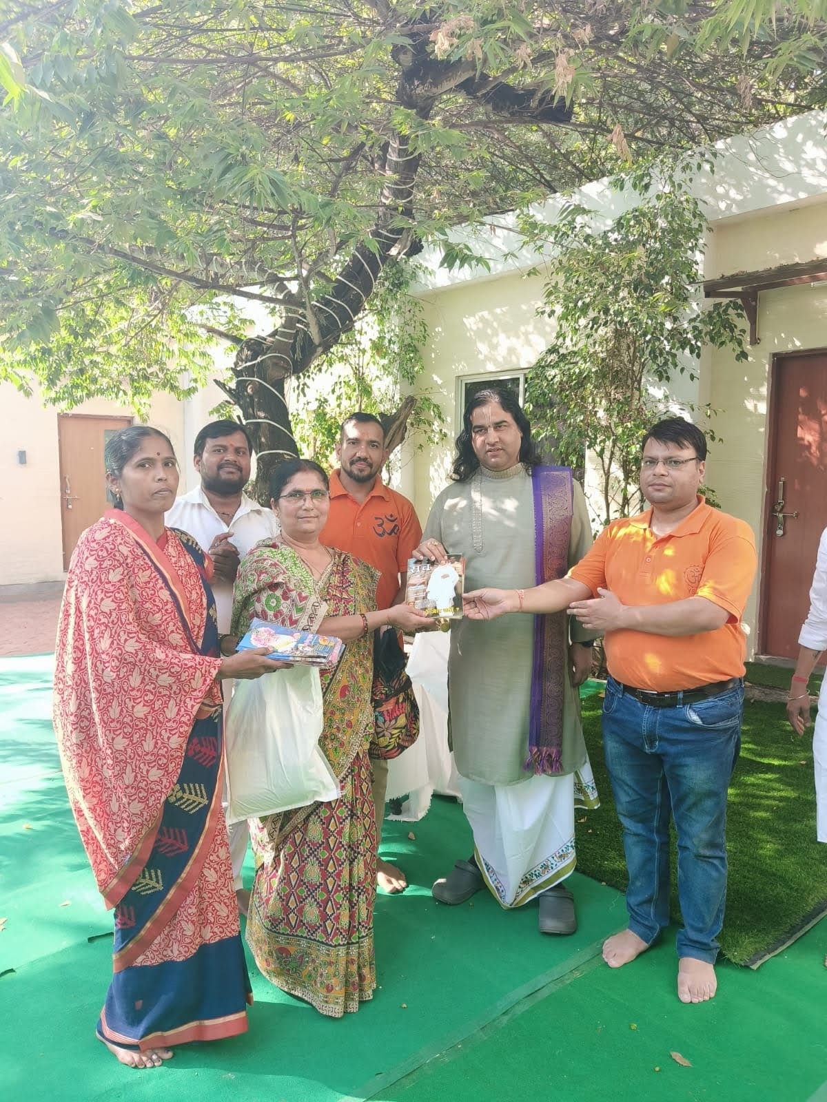 When YSS Bengaluru met Shri Devkinandan Thakur ji.