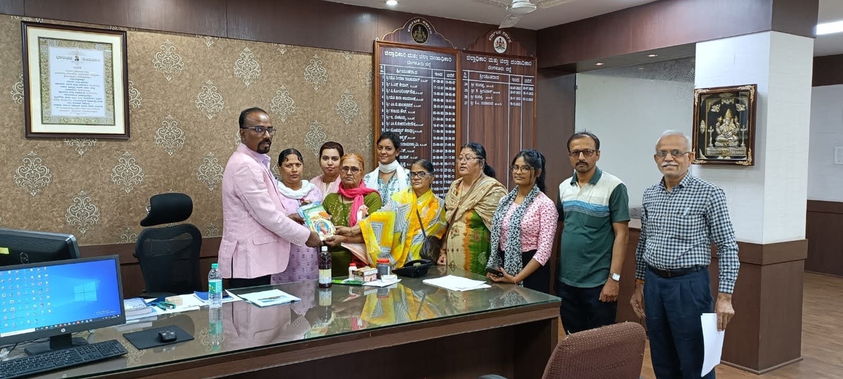 What did the volunteers of Mahila Utthan Mandal say while giving memorandum to the District Commissioner?