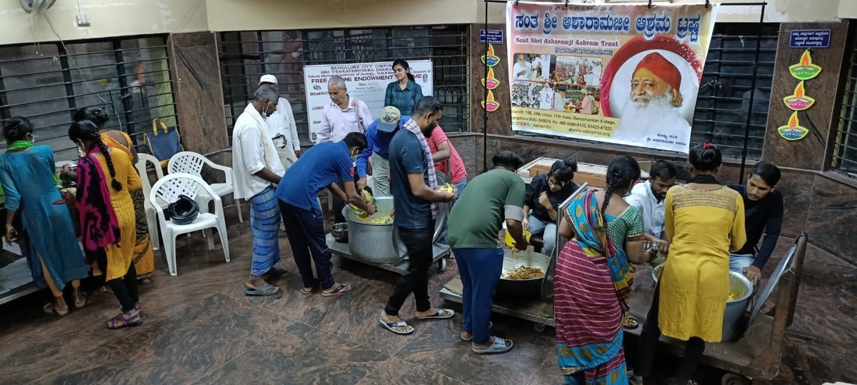 How were 200 patients satisfied with the Prasadam provided by the Bangalore Ashram Trust?